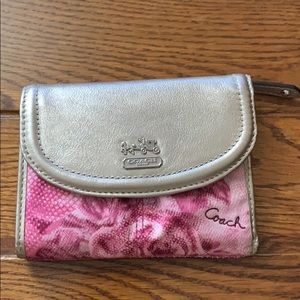 Small trifold wallet with snap